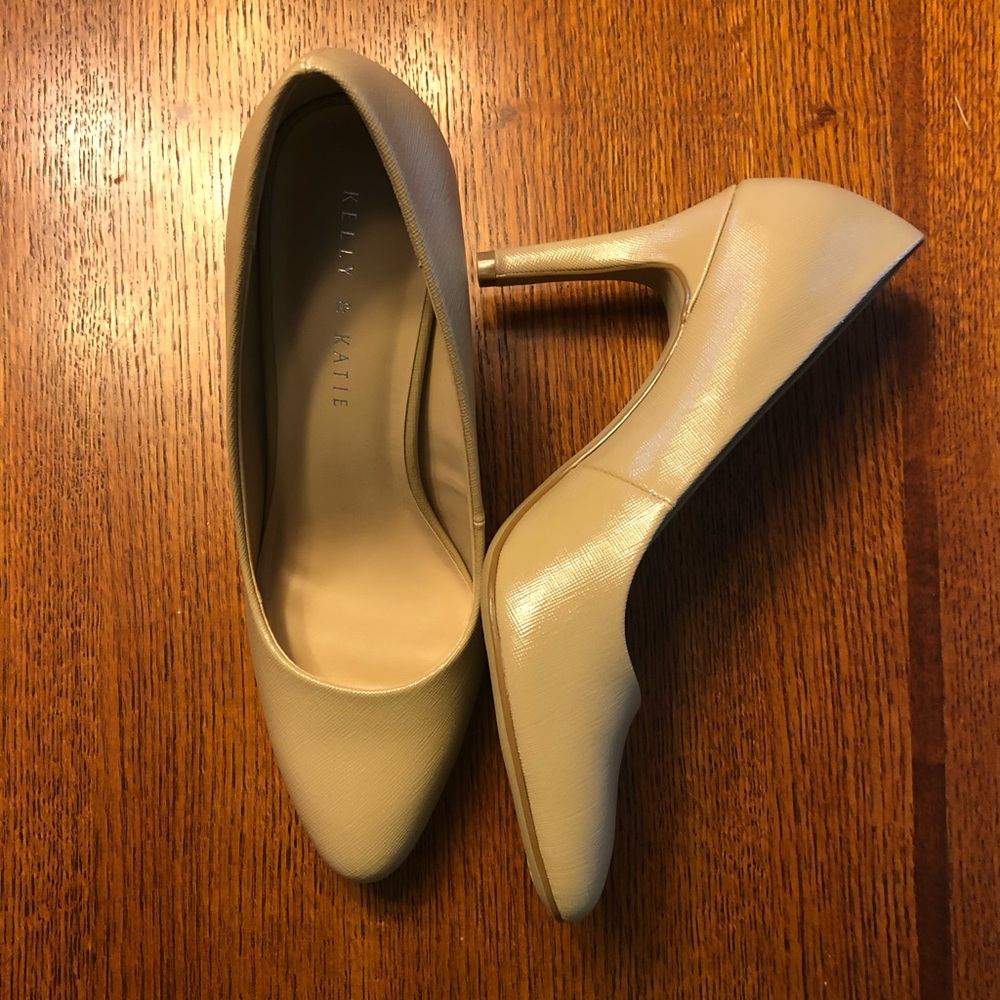 Size 9  KELLY AND KATIE Tiana nude heels